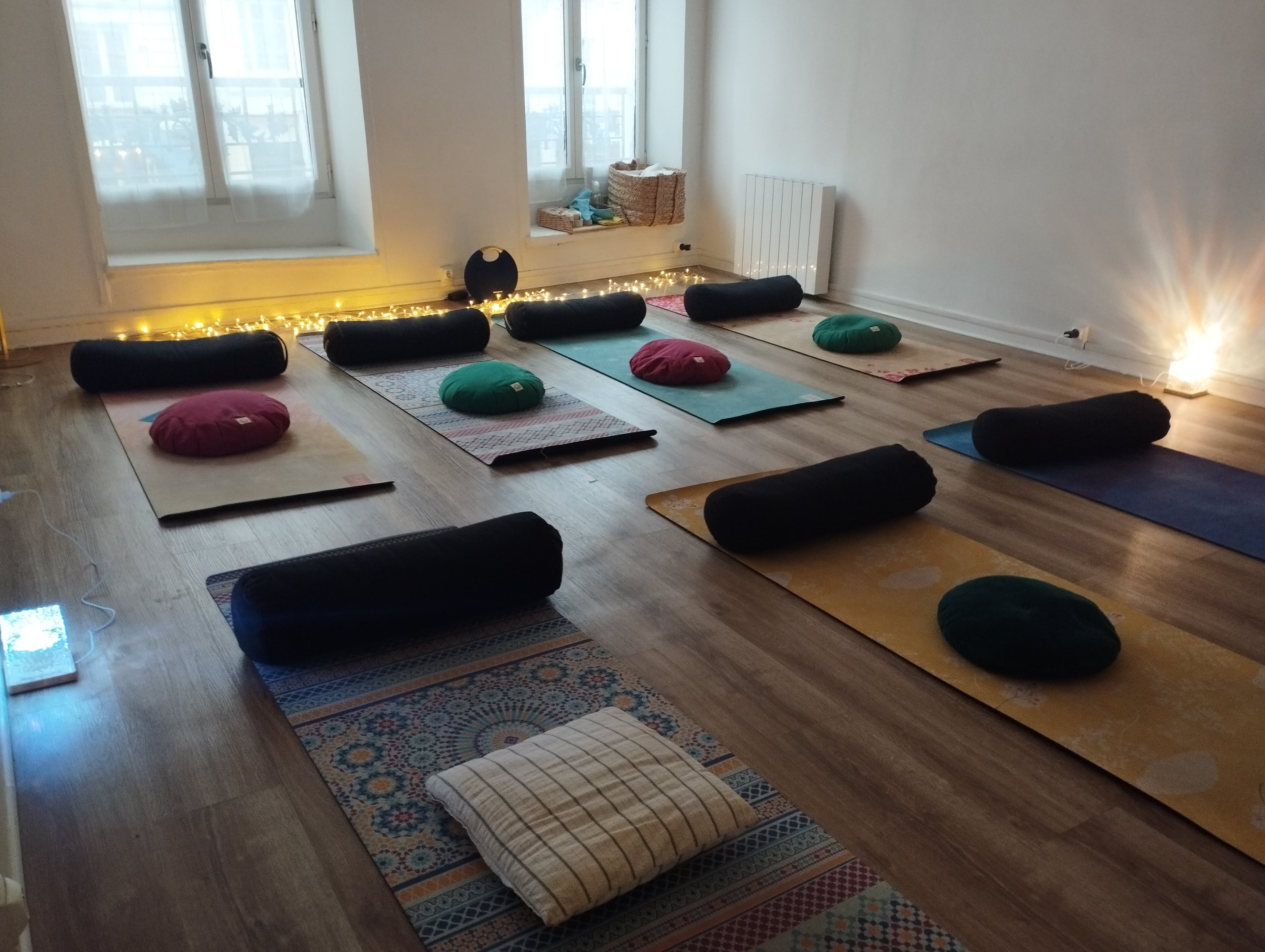 une séance de breathwork en groupe à paris avec des tapis de yoga, un coussin