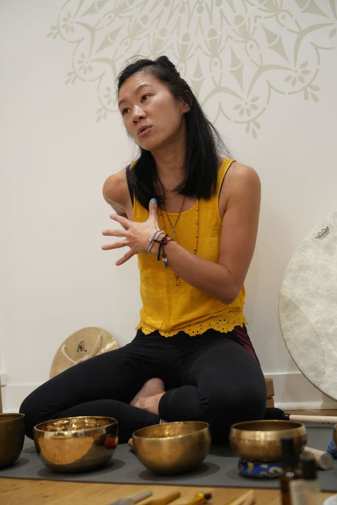 Pauline Chen explique en séance