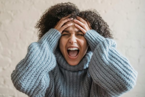 Une femme qui crie, corps reste en mode stress